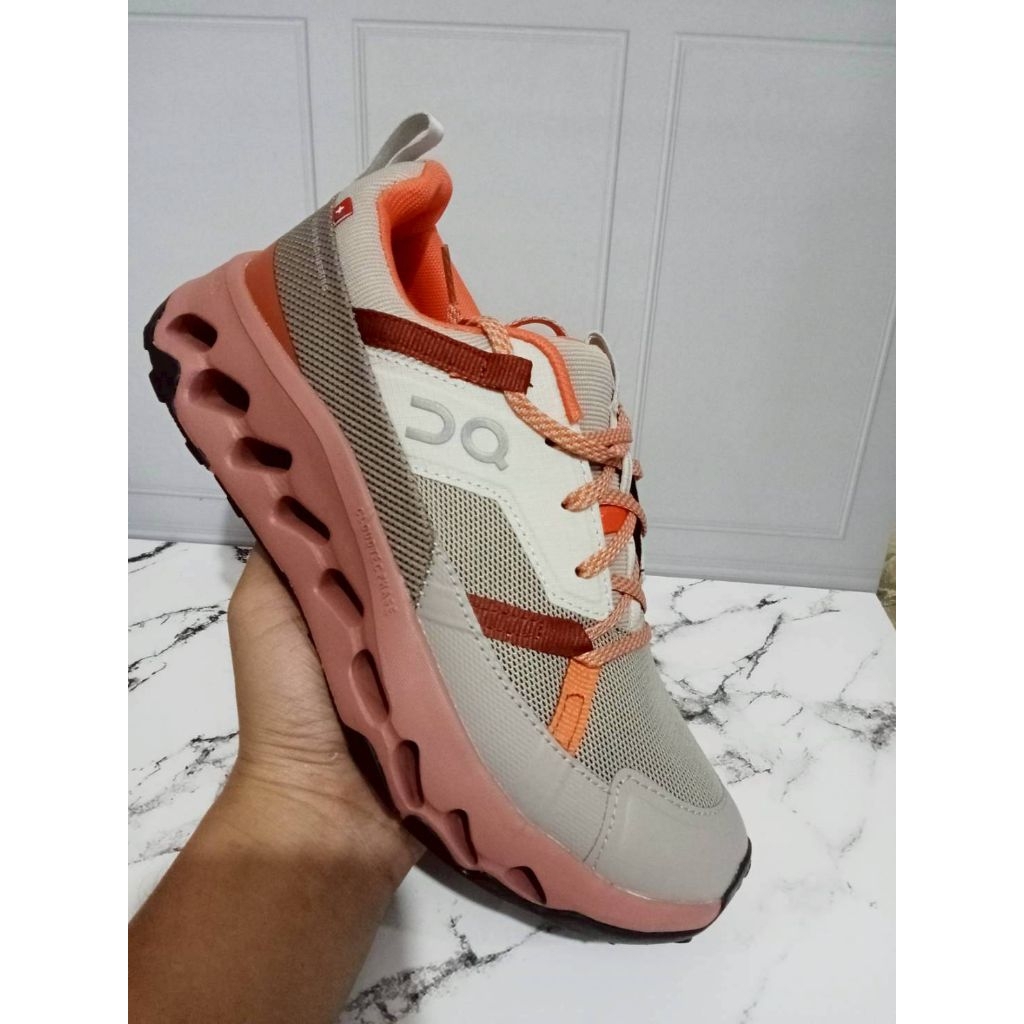 sepatu pria on running on cloud