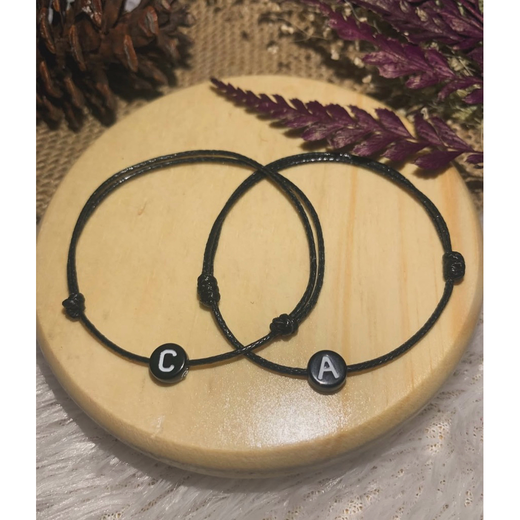 gelang hitam inisial