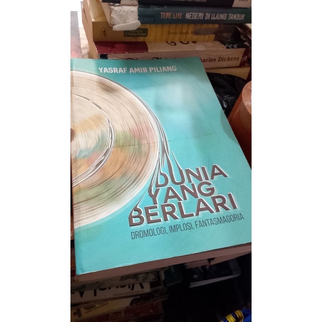 Dunia yang berlari oleh Yasraf Amir Piliang