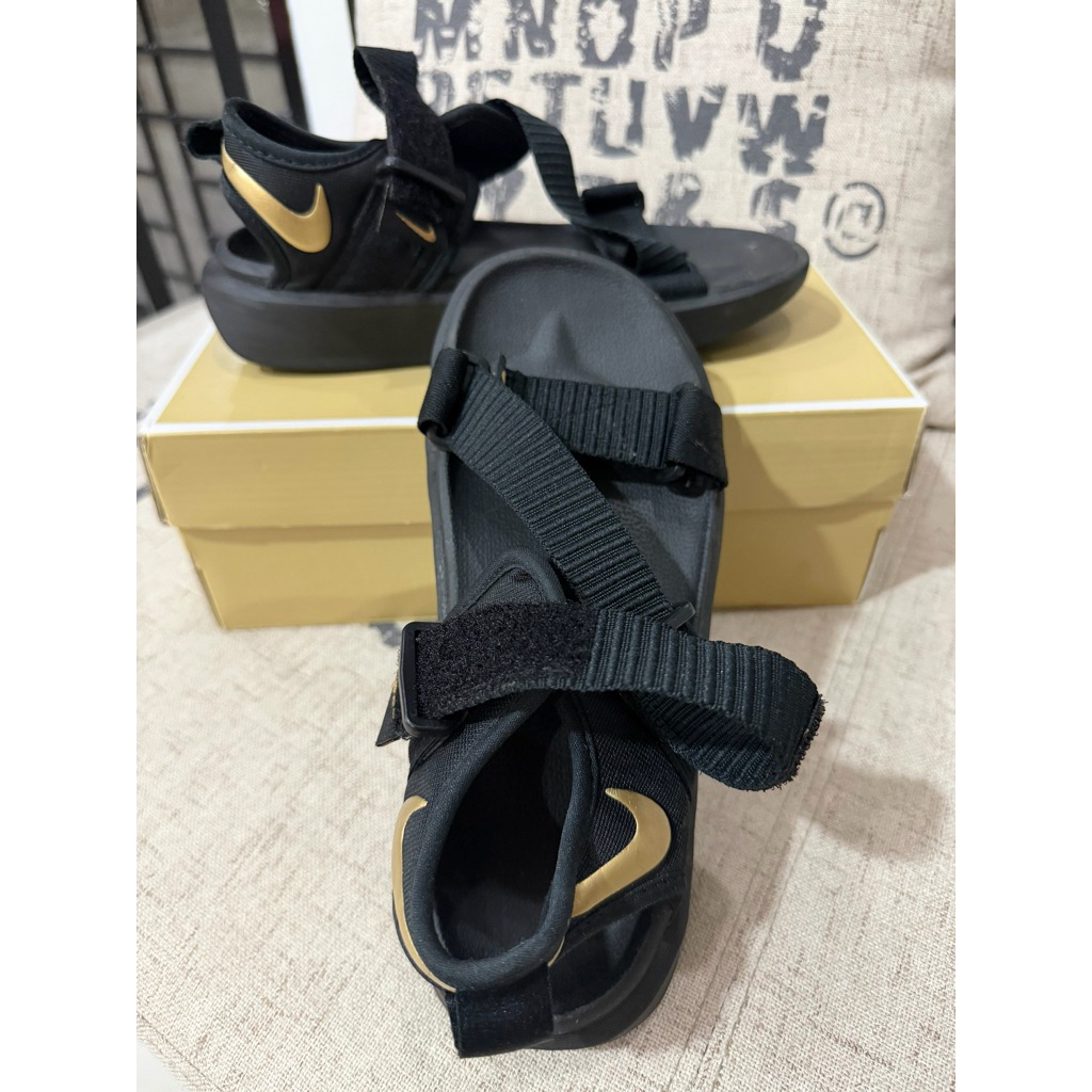 Nike vista women’s black gold