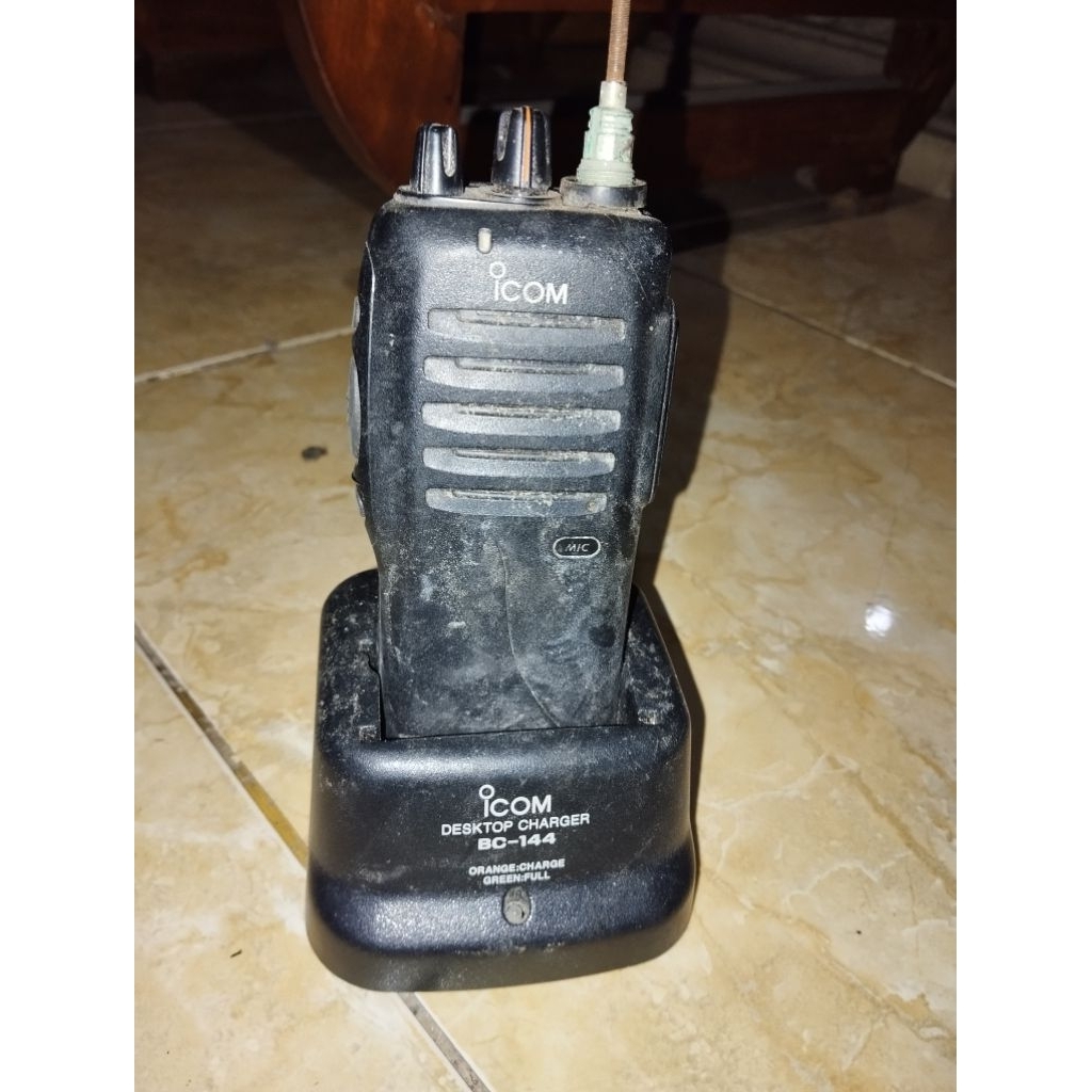 Radio HT Icom IC F21 beserta dudukan charger BC144 japan