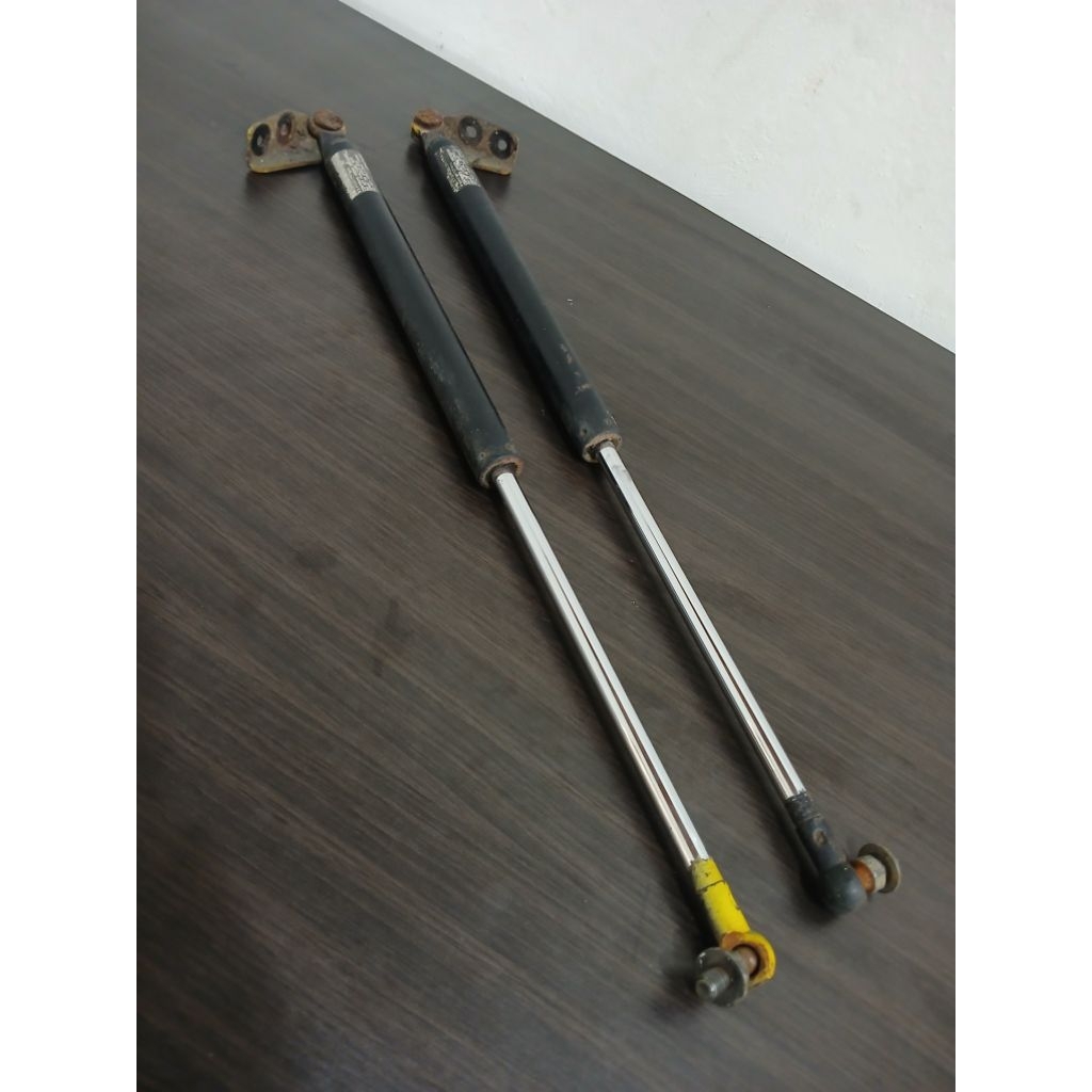 Shock Bagasi Mazda 323 F BG Astina
