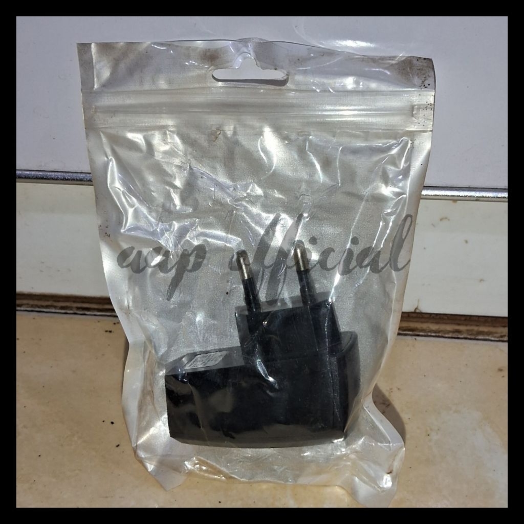 Batok Kepala Charger USB Hitam Lampu Indikator