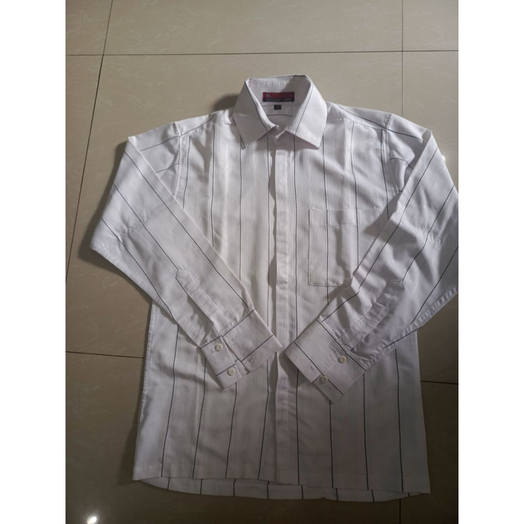 kemeja putih garis pria