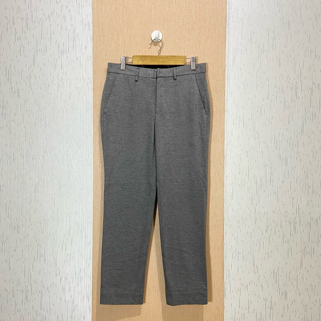 Work Pants GU by UNIQLO Slim Fit (Ultra Stretch) / Celana Bahan Pria / JP448 / Size 28