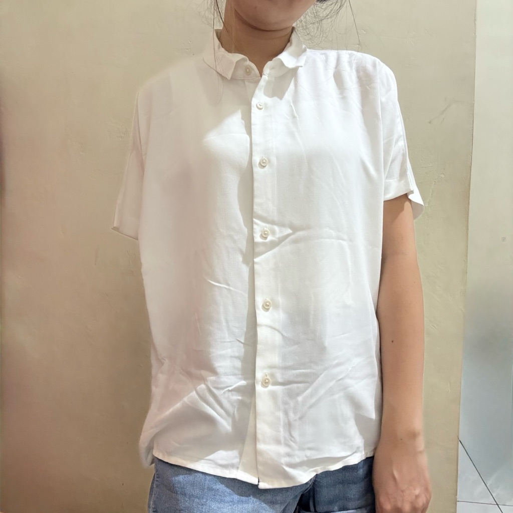 Kemeja Putih Uniqlo Wanita Oversized