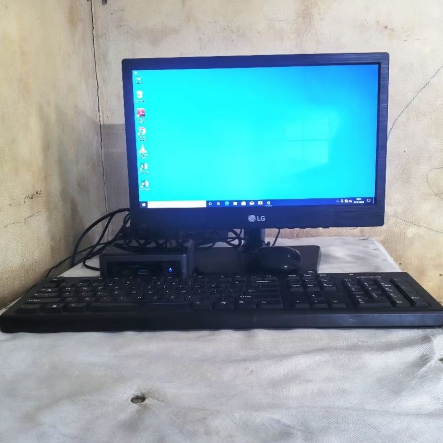 PC Mini INTEL NUC1011OUFNH RAM 4 SSD 128 LG Monitor 16 inch