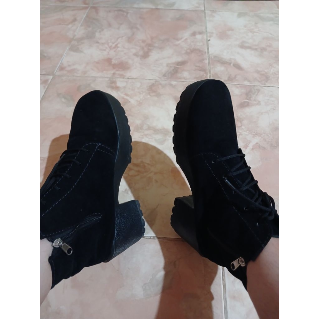 Preloved Sepatu Bots Koboy Wanita Hitam (Size 40)