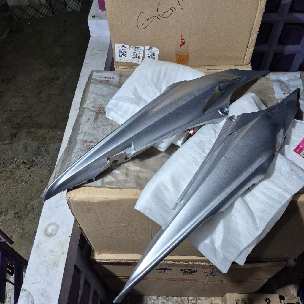 Cover body belakang honda revo 100 revo100 original ahm honda 64410 64420 kvr 600DSM dark silver met