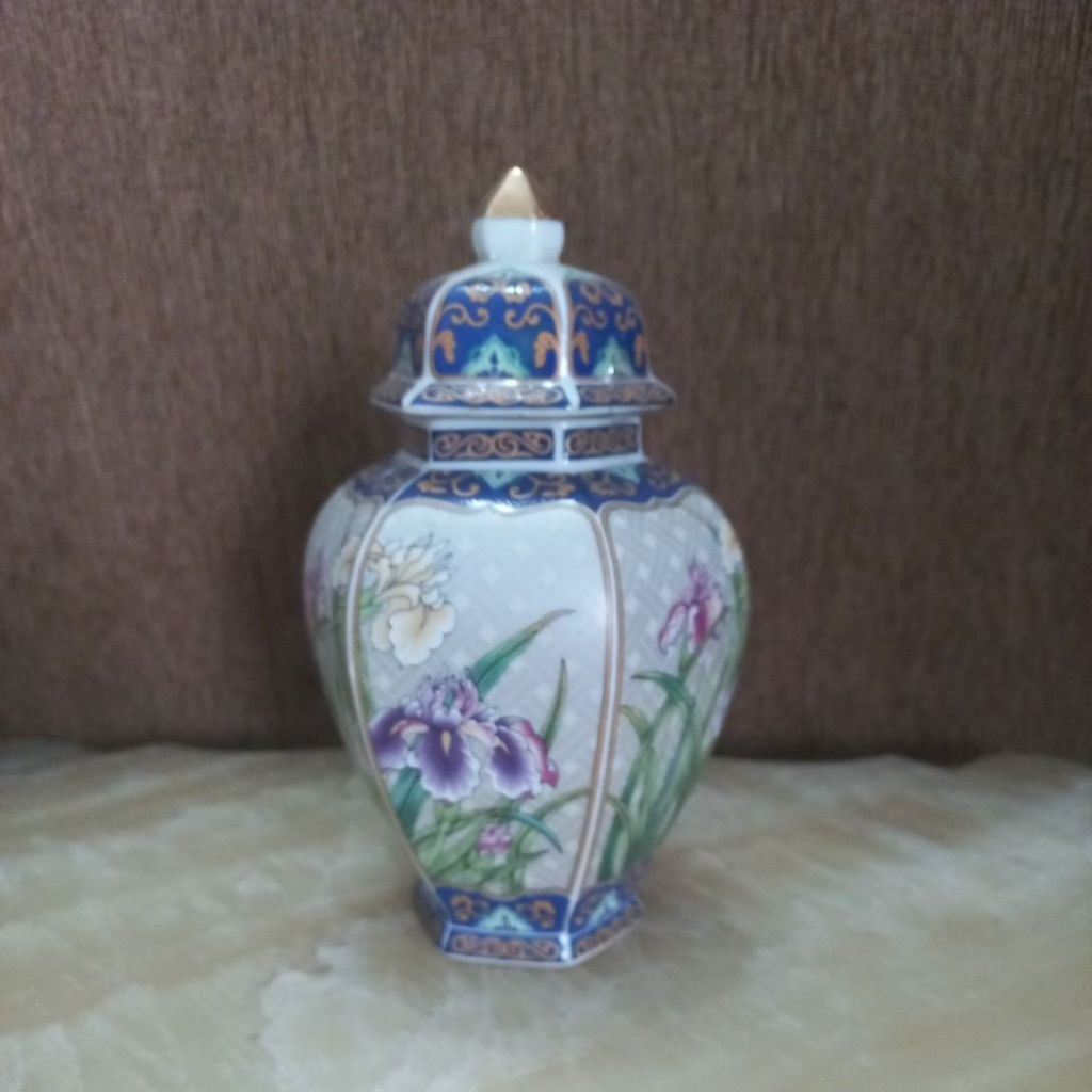 Guci Keramik Bertutup Bunga