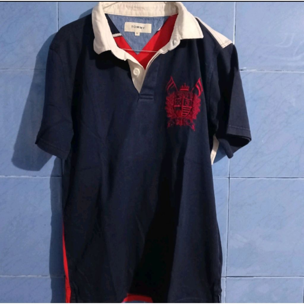 Tommy kaos polo lengan pendek logo bendera di belakang