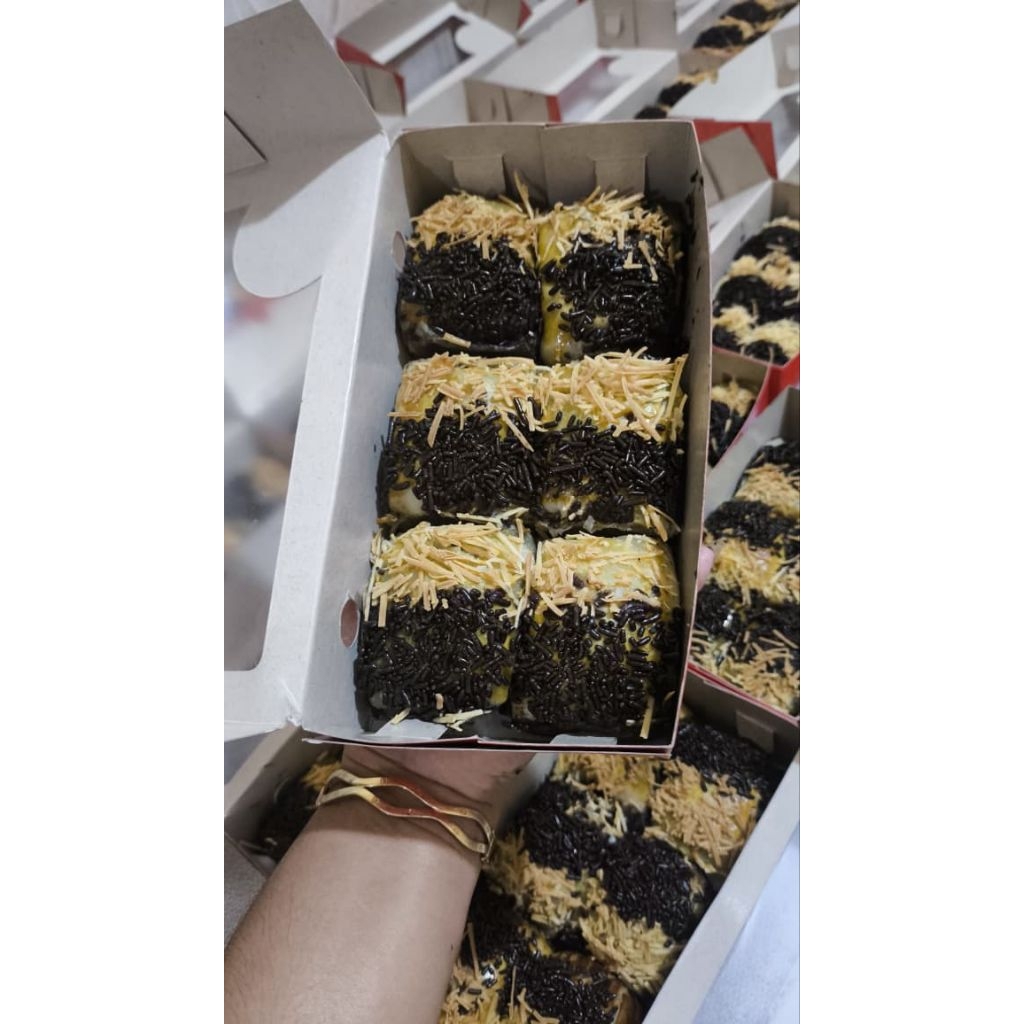 Bolen kulit pastry pisang coklat isi 6-bolen taburan keju dan messes