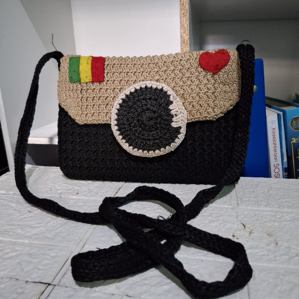 Preloved Tas Selempang Rajut Hitam