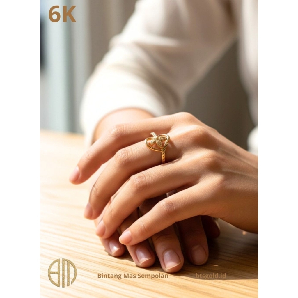 Cincin Emas Daun Permata Putih Dengan Model Elegan