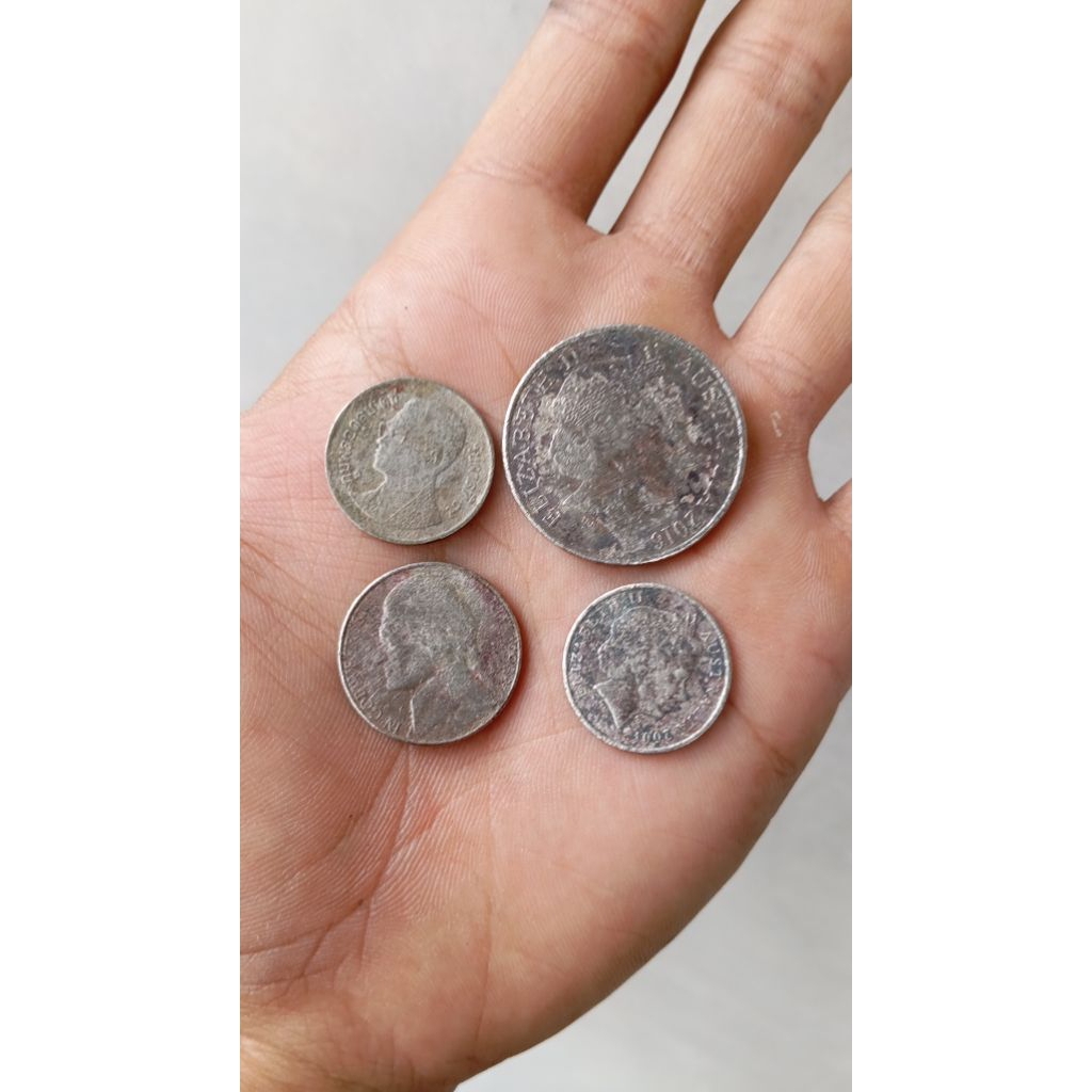 4 Uang koin perak jaman dulu