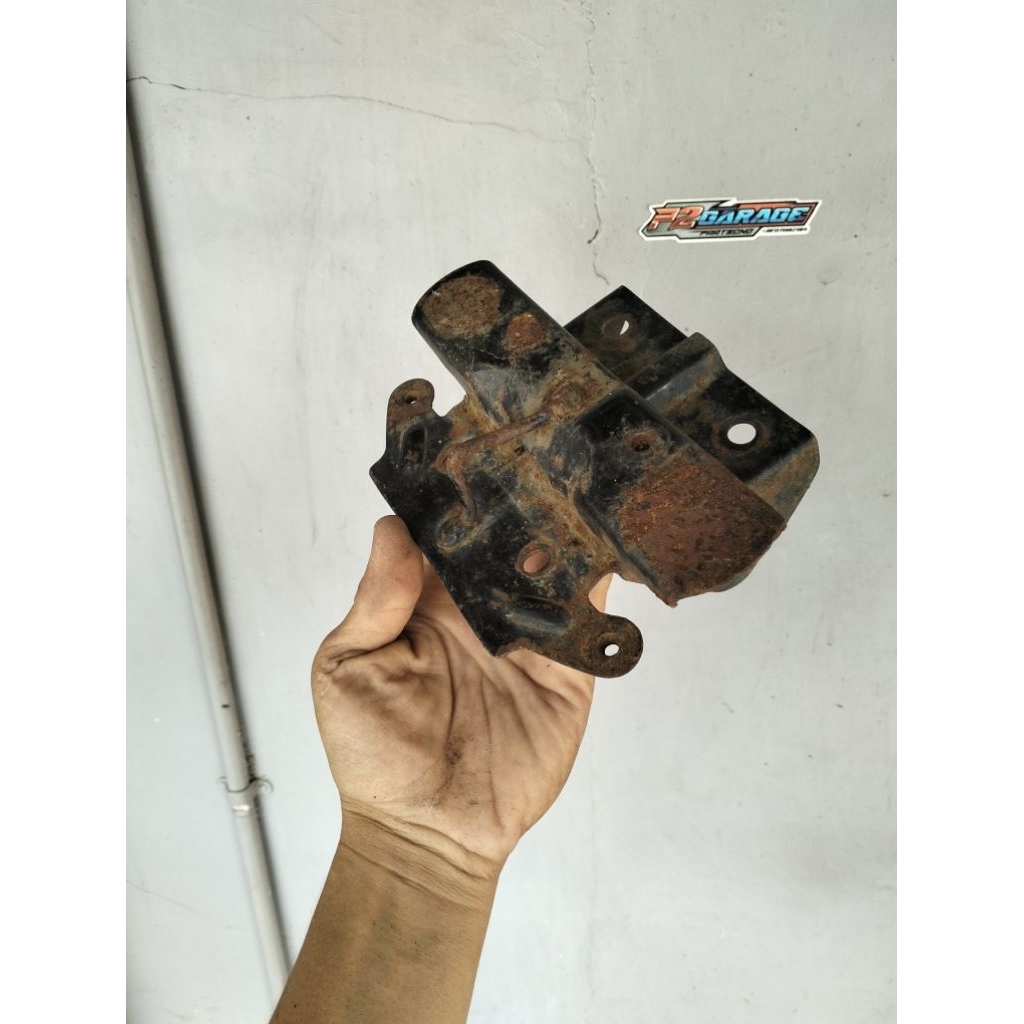 Bracket dudukan pangkon pengait cantolan kunci jok yamaha v80 v80 superdeluxe robot original