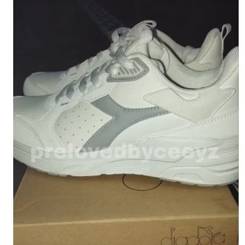 sepatu diadora putih