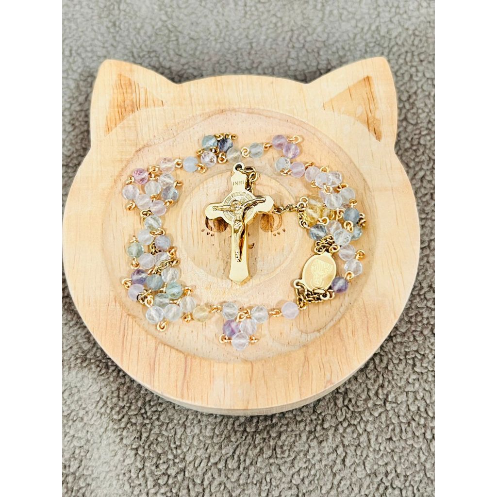 Fluorite Rosario Gold – Rosario Batu Alam Pastel dengan Salib Emas Elegan