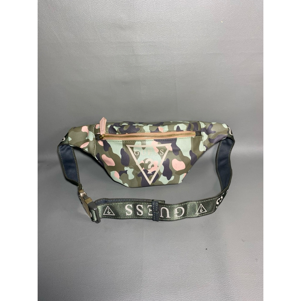 GUESS WAISTBAG CAMO/  GUESS CAMO SCARLETT GYM FANNY PACK - WAIST BAG/ TAS GUESS/ WAITSBAG GUESS/ GUE