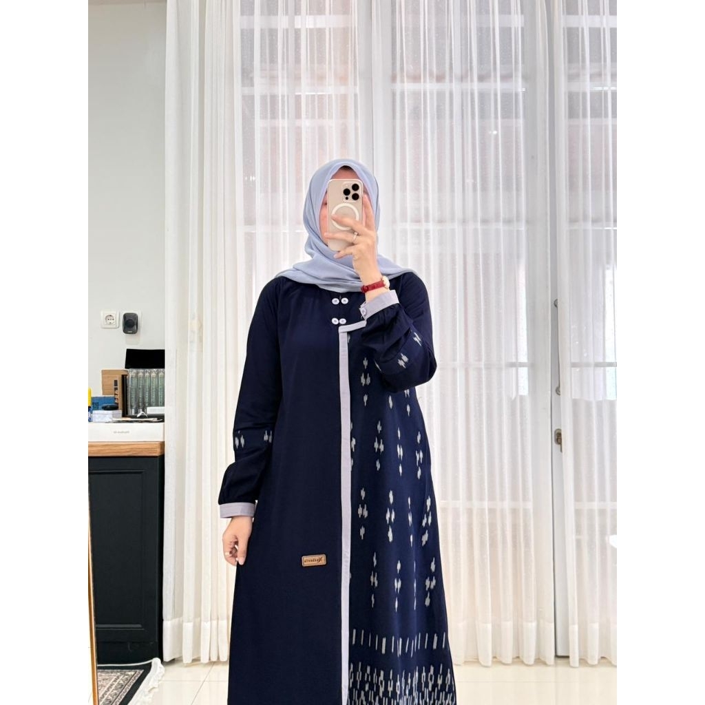 Couple dress etnik navy bahan twill uniqlo trend gamis lebaran 2026
