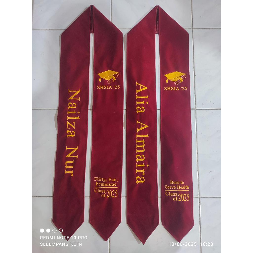 Selempang Wisuda Bordir Custom Nama Sarjana Elegan Jahitan Rapi | Produksi Cawas Klaten