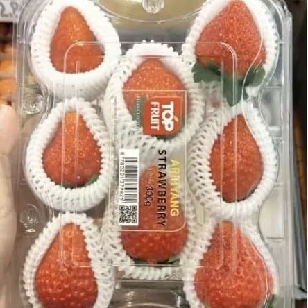 Buah strawberry korea super jumbo strawberry korea isi 300 gram