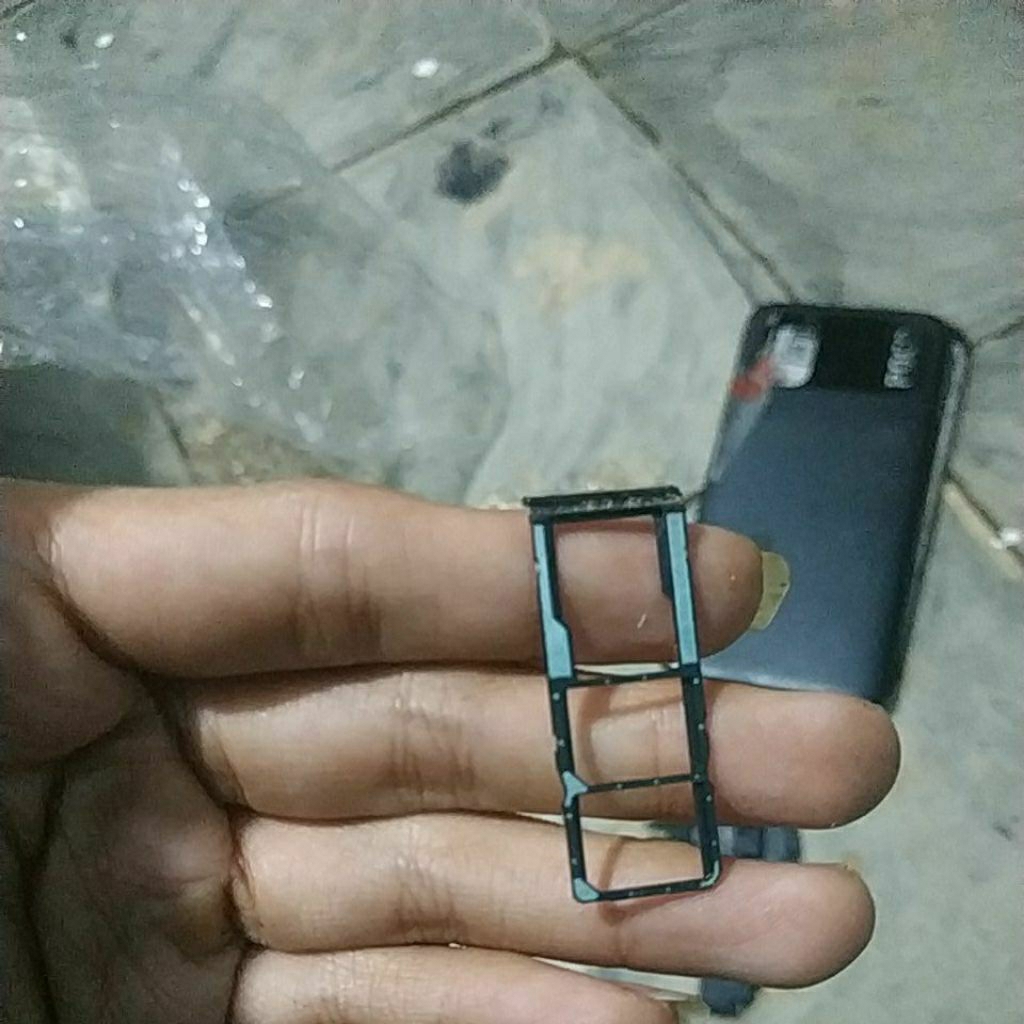 SIMTRAY BEKAS POCO M3 BAGIAN DEPAN PATAH