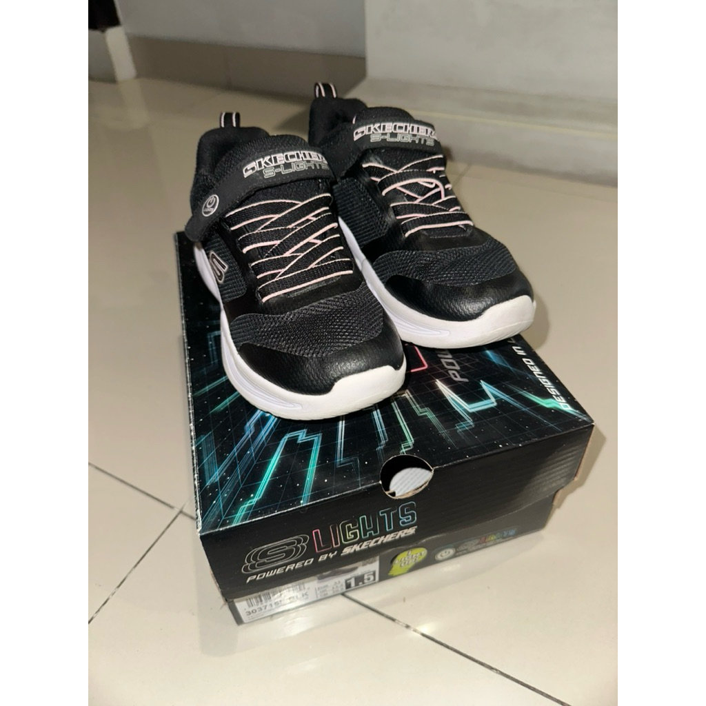 preloved - sepatu sekolah SKECHERS