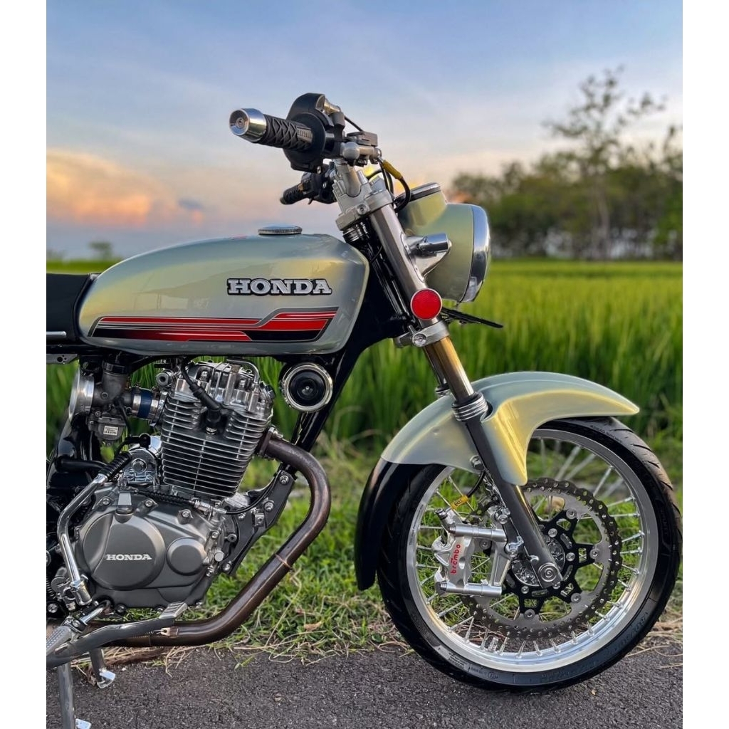 CAT WARNA HELLA GREY+LEMBAYUNG GOLD PU