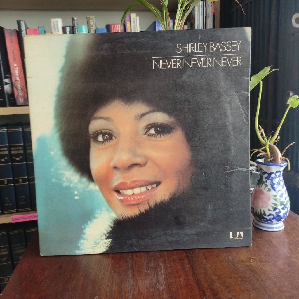 Vinyl Piringan Hitam 12 Inchi Shirley Bassey Never Never Never