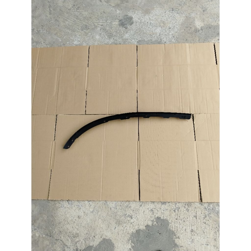 KARET LIDAH BUMPER DEPAN BAGIAN BAWAH SEBELAH KIRI dan KANAN MOBIL MAZDA 2 ORIGINAL DL33-519L1