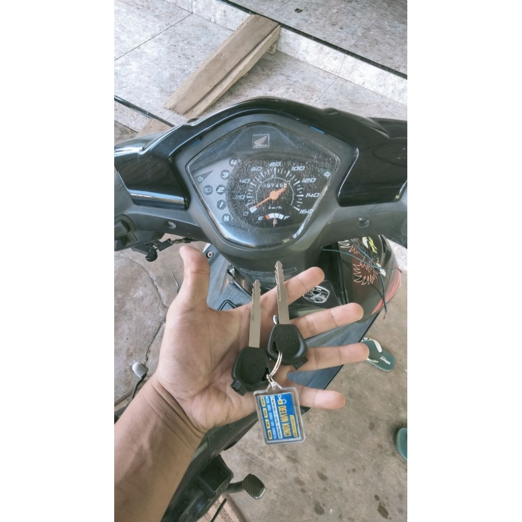 Duplikat kunci Motor Absolute Revo(kirim foto kunci asli lewat wa)