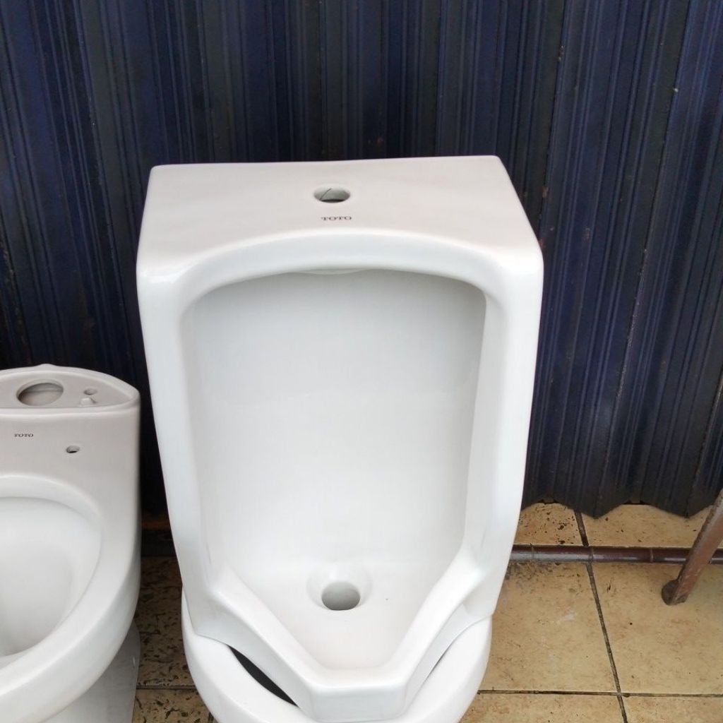 urinoir/tempat kencing pria merk Toto U57M BODY ONLY