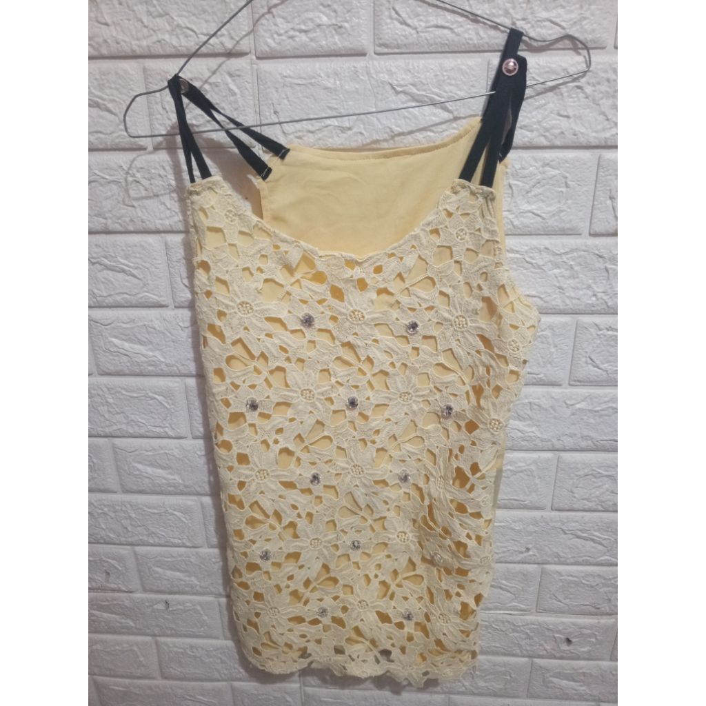 Preloved Kutungan Brukat Kuning