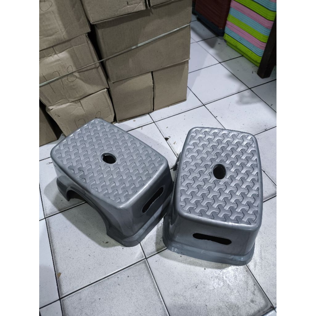 BANGKU PENDEK SILVER / BANGKU ANYAM PLASTIK SILVER