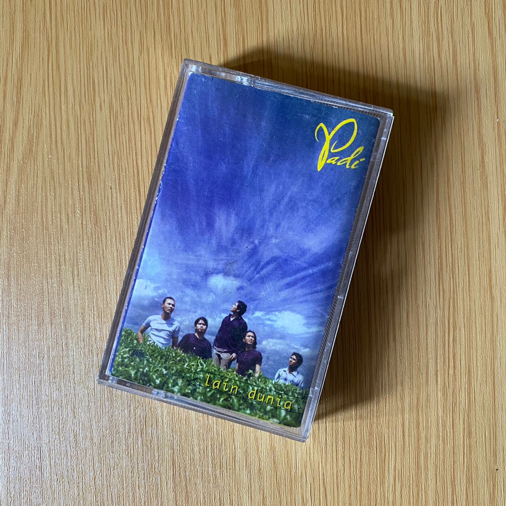 KASET PITA PADI - LAIN DUNIA -