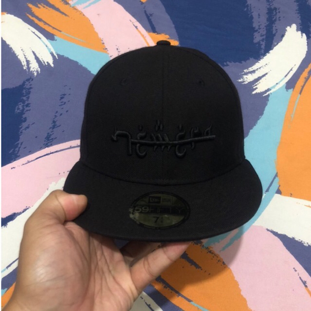 Topi second new era font arabic black on black