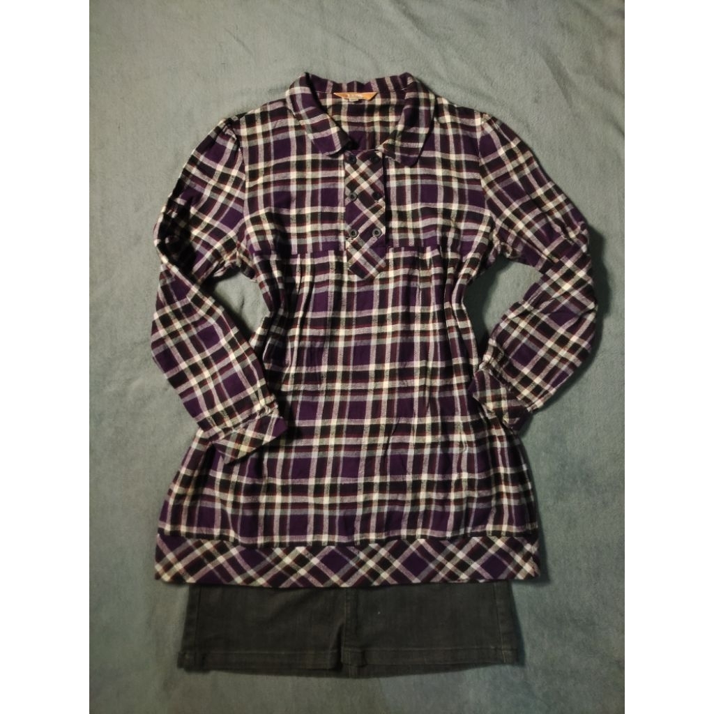 Kemeja Tunik Bahan Flanel Wanita dengan kancing setengah motif kotak-kotak berwarna ungu, hitam, dan