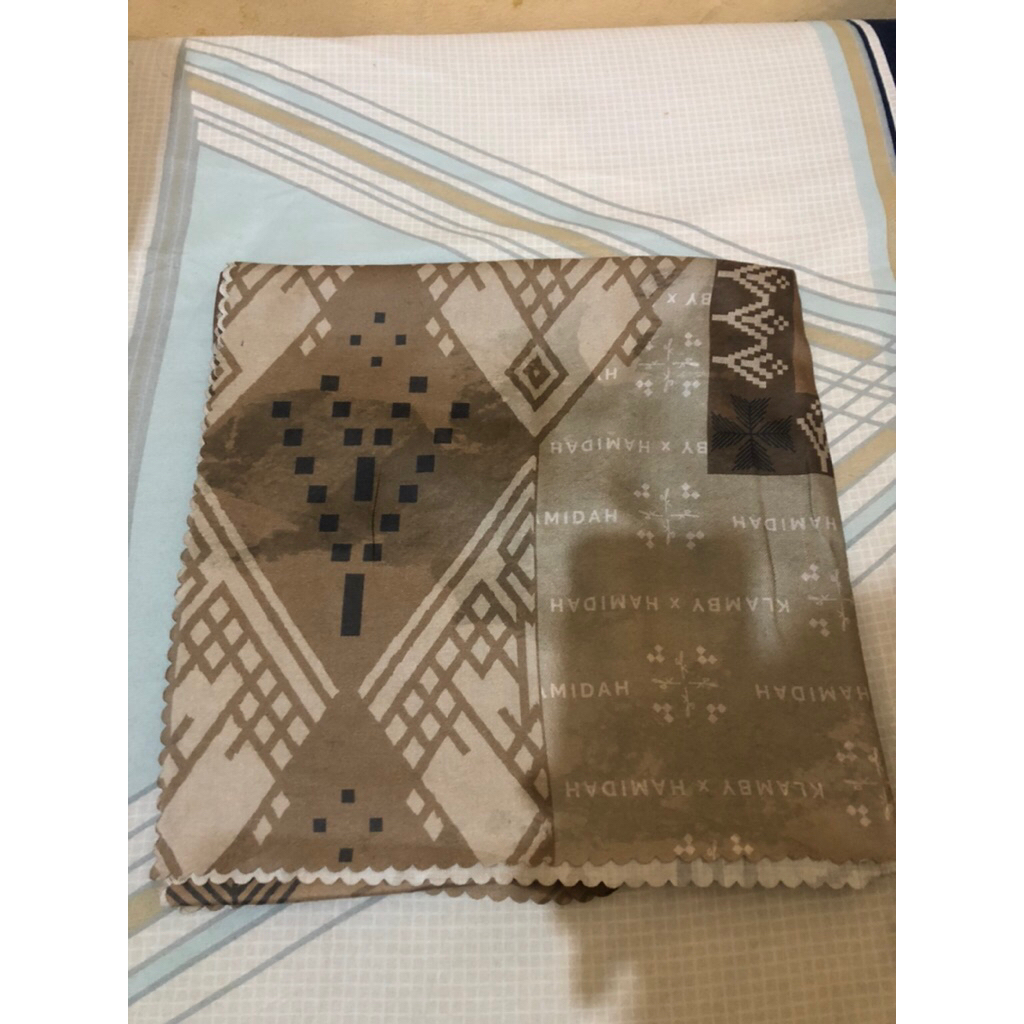 preloved bajo scarf rinca wearing klamby original