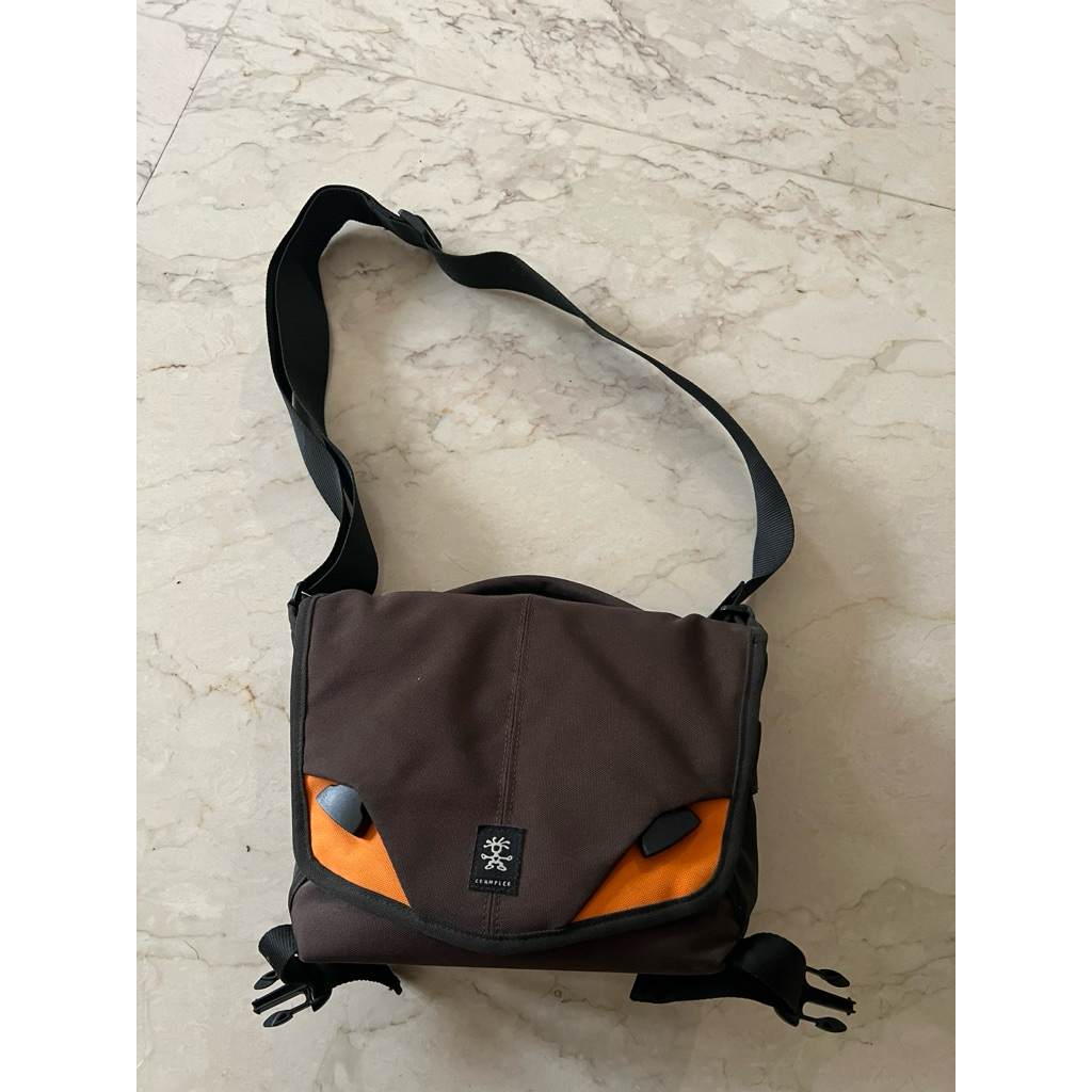 Crumpler Sling Bag Multifungsi