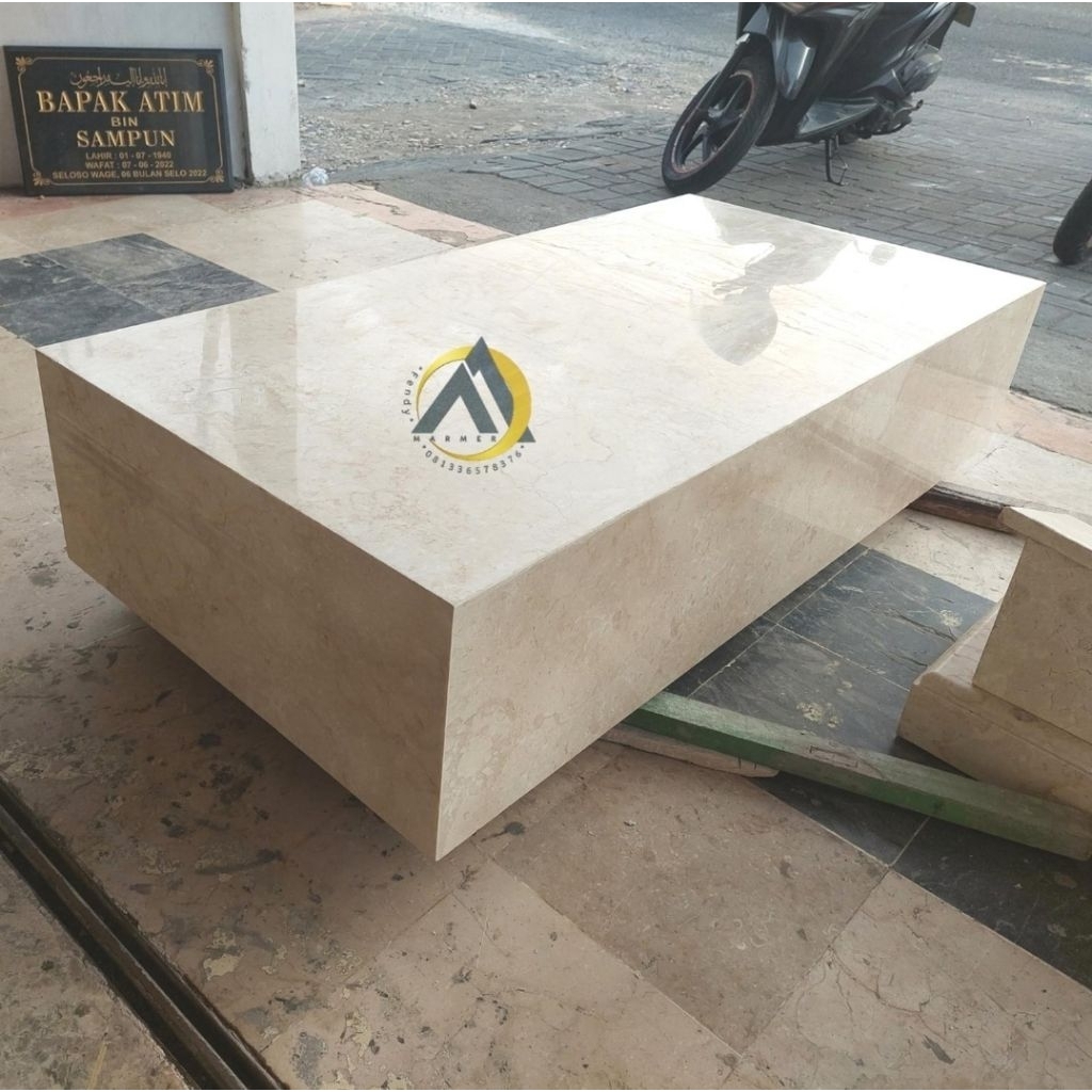 Meja tamu pendek meja lesehan kotak kubus batu marmer putih kilap glossy