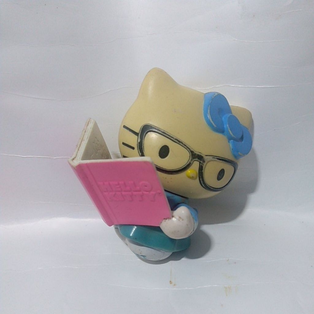 Mainan McDonald/MCD Figure Hello Kitty 2013 (Hello Kitty Loves Reading)