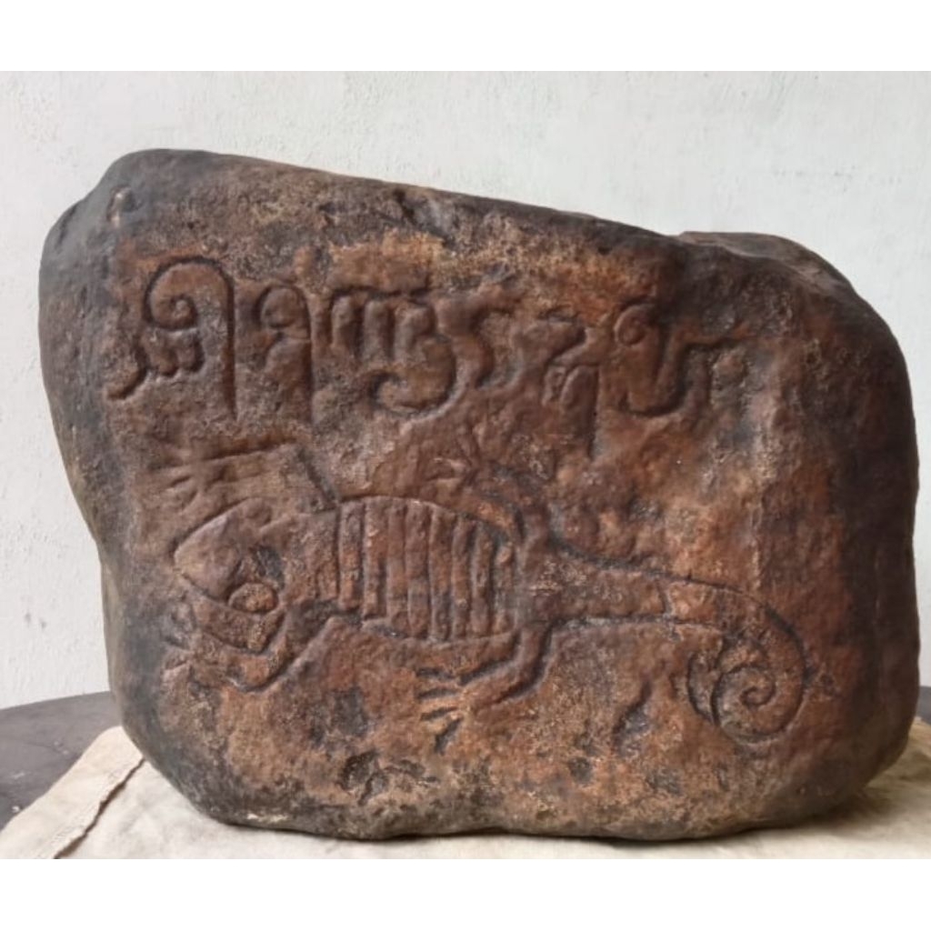 Artefak Batu Sangat  Kuno 3 Sisi Langka Gambar dan Tulisan Huruf Kuno. Temuan