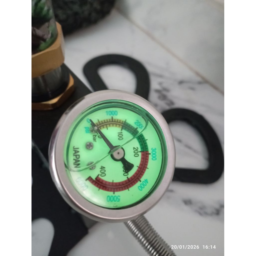 pompa 3stage manometer bisa menyala dan ada filter kecil di ujung selang dan pipa warna camo.pompa p