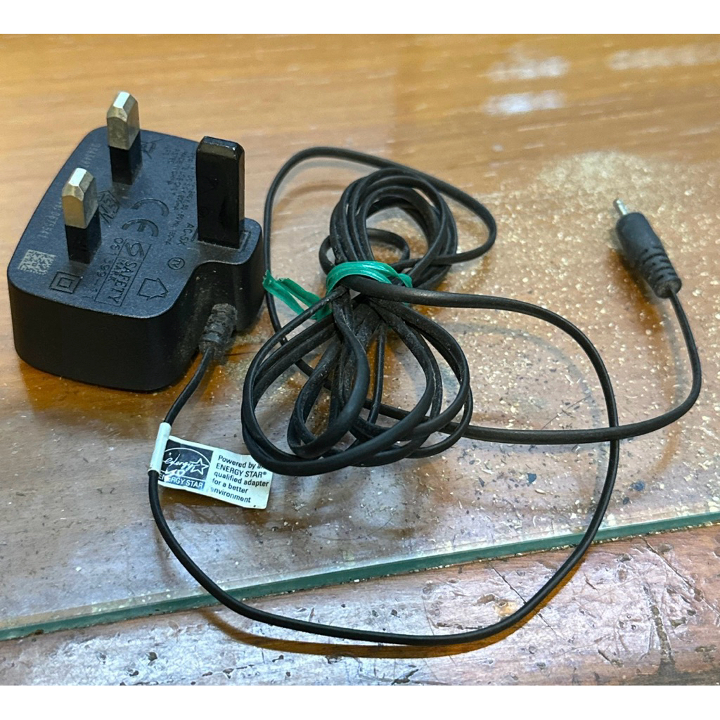 Genuine NOKIA phone charger -black.  Connector Interface : 2mm - Input : 100-240V / 50-60Hz 180mA - 