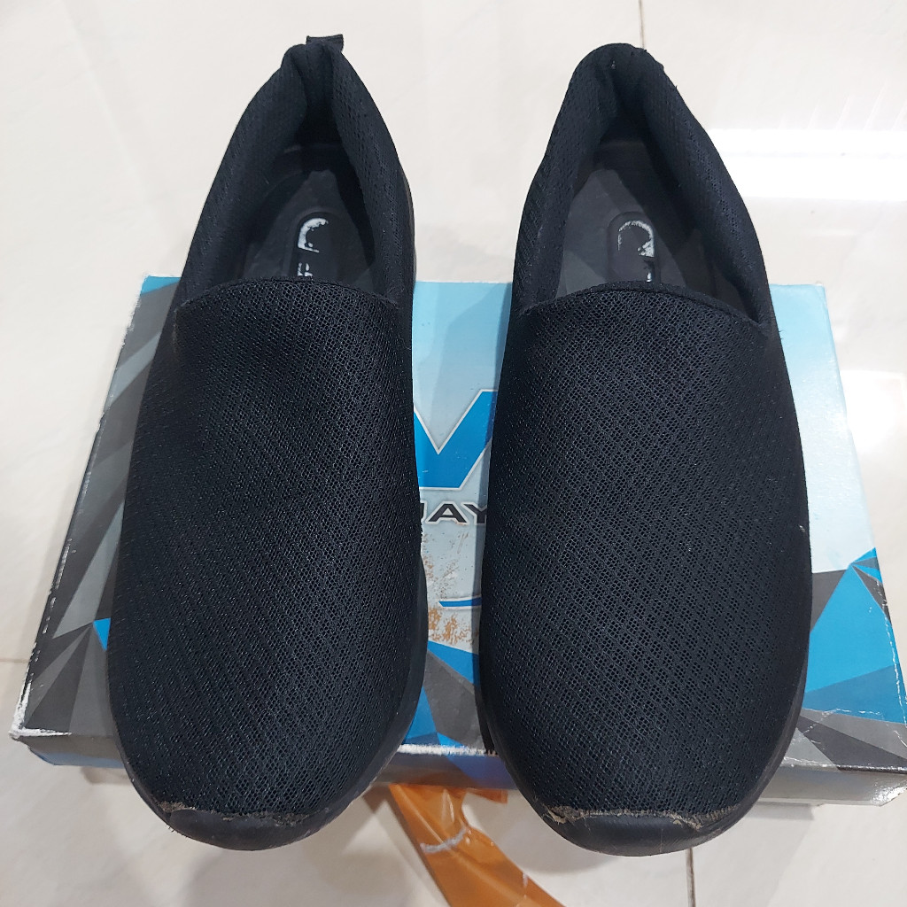 SEPATU SLIP-ON SNEAKERS COWOK WALKING SHOES PRIA LOGO S - HITAM 42 - PRELOVED
