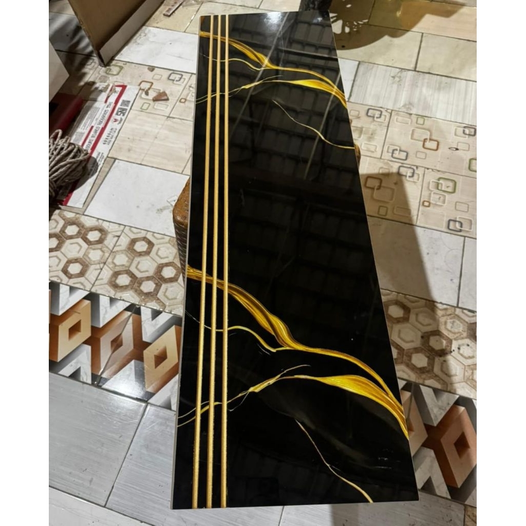 Granit pijakan anak tangga motf marmer hitam corak emas ukuran 30x100