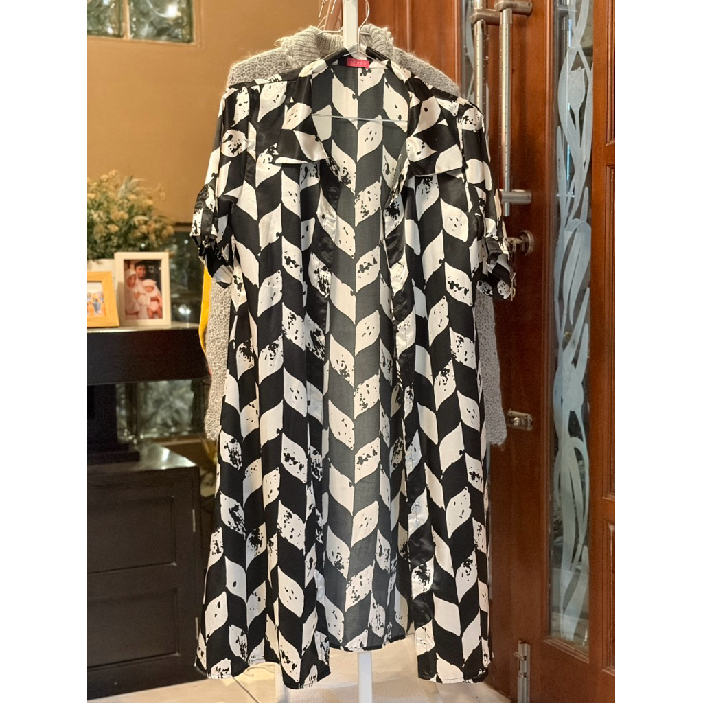 Preloved by Mal: Outer Satin Panjang Corak Hitam Putih