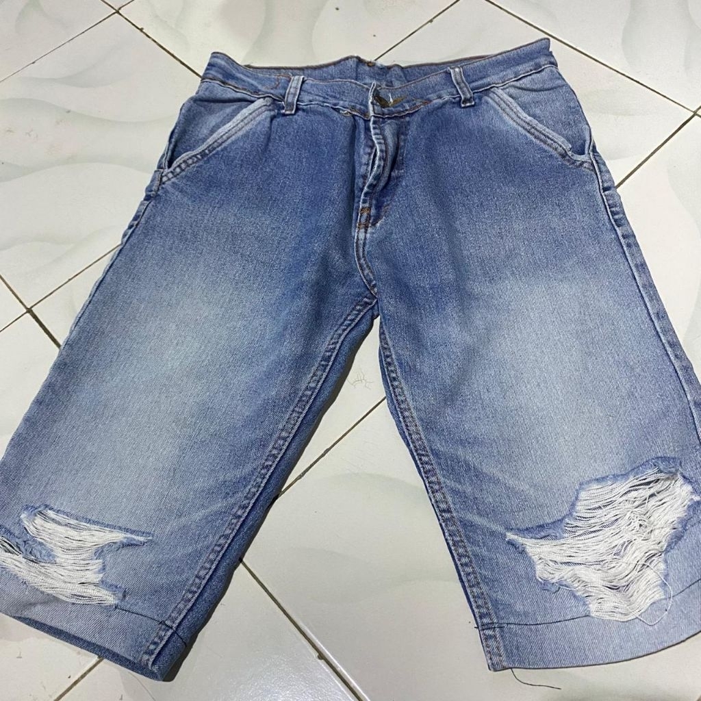 Celana Pendek Levis Sobek (Preloved)