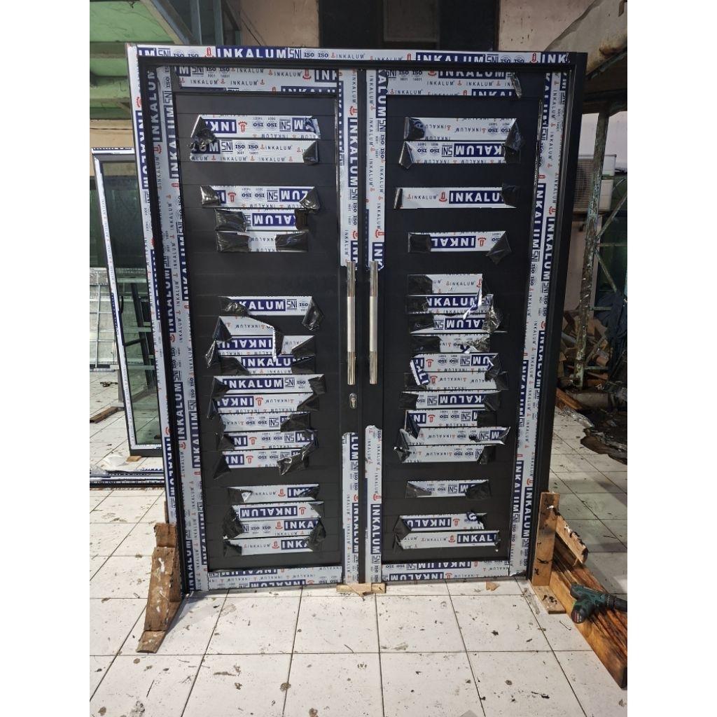pintu full aluminium 2 daun  bukaan swing model engsel kupu-kupu kusen 4inc merek inkalum. ukuran L 